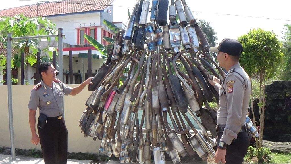 Awal Ramadhan, Polsek Indihiang Bikin Monumen Knalpot Bising Hasil Razia