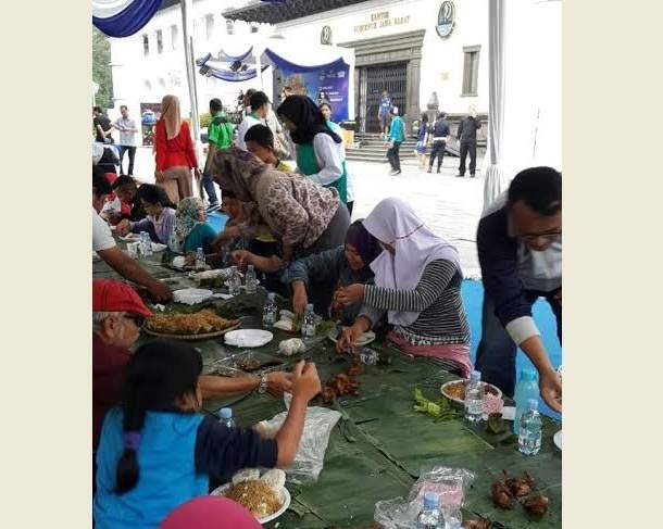 Munggahan, Warga Menikmati 'Balakecrakan' di Gedung Sate Munggahan, Warga Menikmati 'Balakecrakan' di Gedung Sate