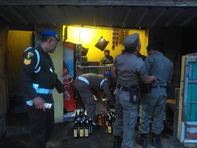 Satpol PP Amankan Ratusan Botol Miras dan 5 PSK