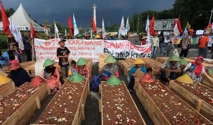 Petani Karawang Aksi Kubur Diri di Jakarta Petani Karawang Aksi Kubur Diri di Jakarta