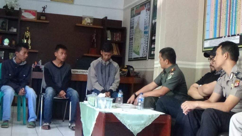 Corat-coret Dinding Mesjid, Tiga Pemuda Diamankan Tim Gabungan Corat-coret Dinding Mesjid, Tiga Pemuda Diamankan Tim Gabungan