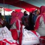 Warga Kota Tasik Tumpah Ruah Mengantri Sembako Dari Jokowi