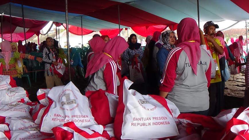 Warga Kota Tasik Tumpah Ruah Mengantri Sembako Dari Jokowi