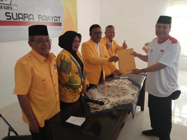 Sutrija 'Bujange Wong Cirebon' Resmi Daftar Bacabup Golkar Sutrija 'Bujange Wong Cirebon' Resmi Daftar Bacabup Golkar