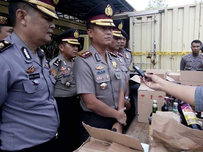 Mobil Box Mencurigakan Kedapatan Membawa Ratusan Dus Miras