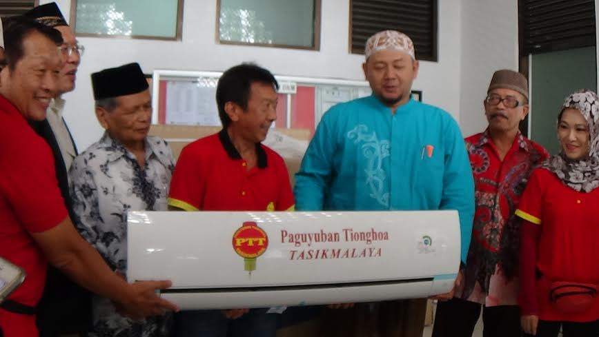 Paguyuban Tionghoa Sumbang AC Ke Masjid Agung Paguyuban Tionghoa Sumbang AC Ke Masjid Agung