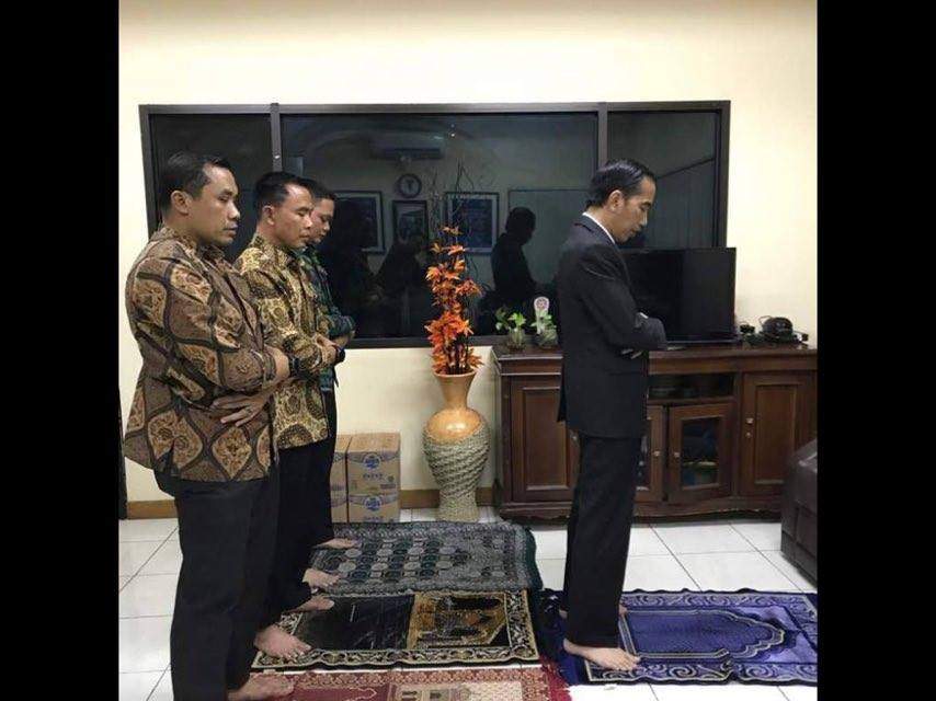 Jadi Imam Shalat Maghrib, Jokowi Bikin Kaget Petugas Tol