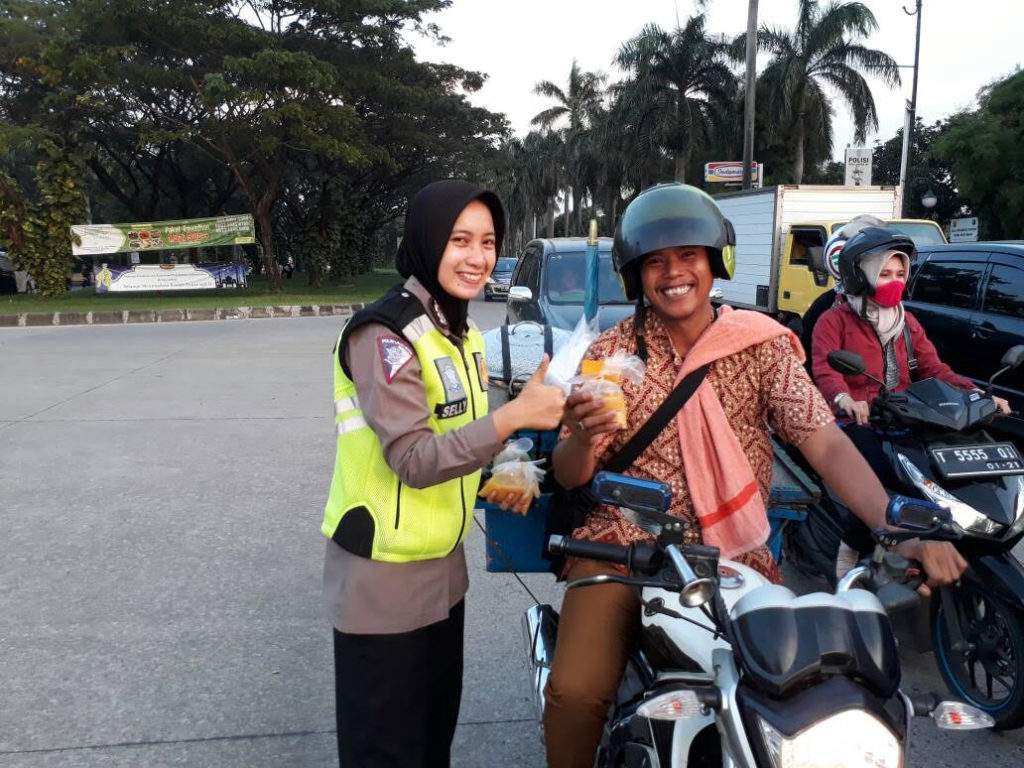 Polwan Cantik Bagi-bagi Ta'jil