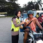 Polwan Cantik Bagi-bagi Ta'jil