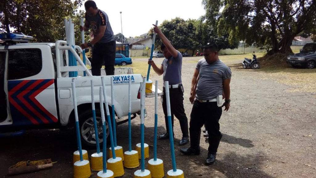 Siapkan Pembatas Jalan, Sat Lantas Polrestro Bekasi Buat Tolo-Tolo