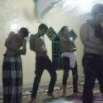 Lima Pemuda Lakukan Gerakan Sholat Kontroversi Dalam Masjid