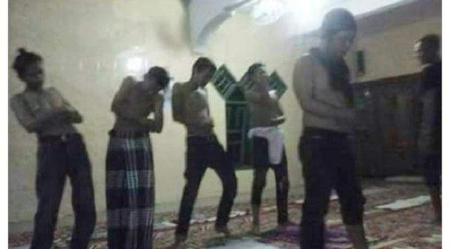 Lima Pemuda Lakukan Gerakan Sholat Kontroversi Dalam Masjid
