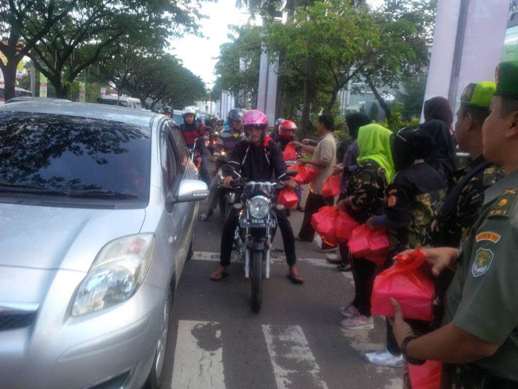 Prajurit Korem 051/Wkt Bagikan Ta'jil Kepada Pengguna Jalan