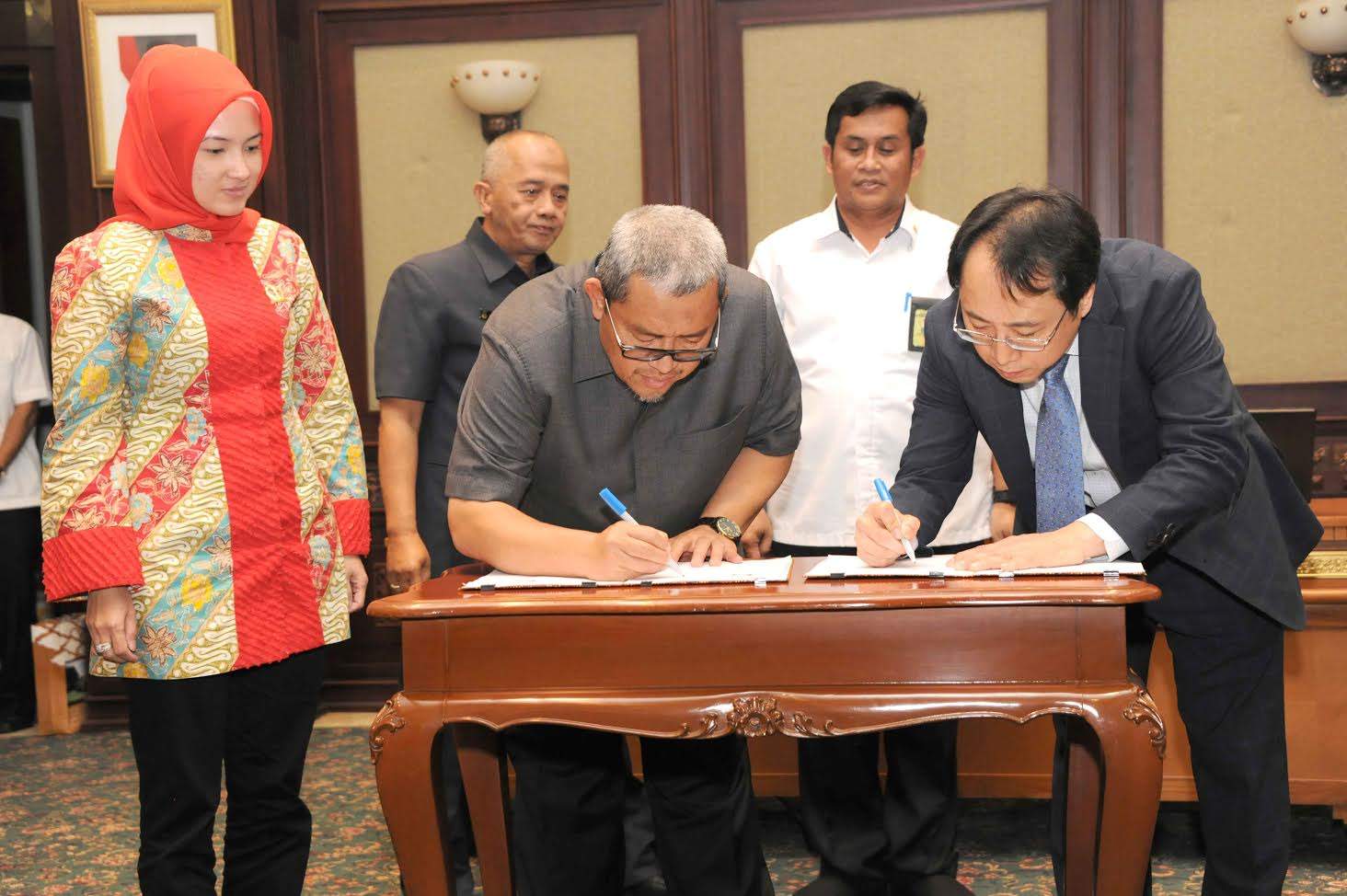 Pemprov Jabar - PT. Jabar Bersih Lestari Tandatangani Kontrak Pembangunan TPPAS Luna