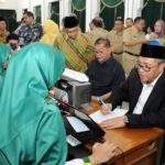 Gubernur dan Wagub Jabar Tunaikan Zakat