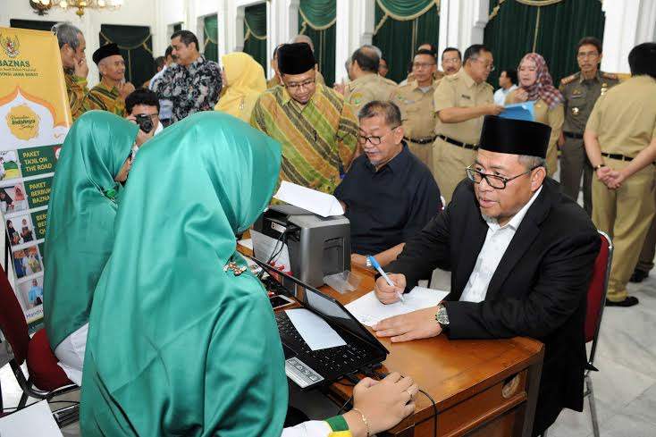 Gubernur dan Wagub Jabar Tunaikan Zakat Gubernur dan Wagub Jabar Tunaikan Zakat