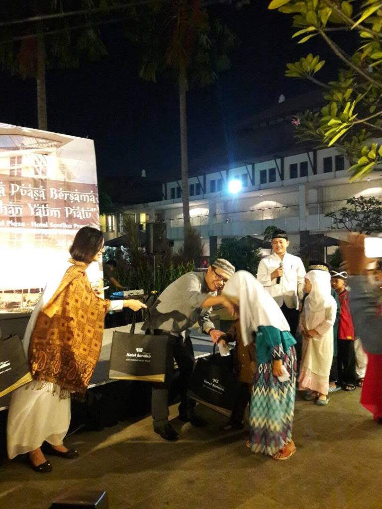 HS Premiere Santuni Seratus Anak Yatim