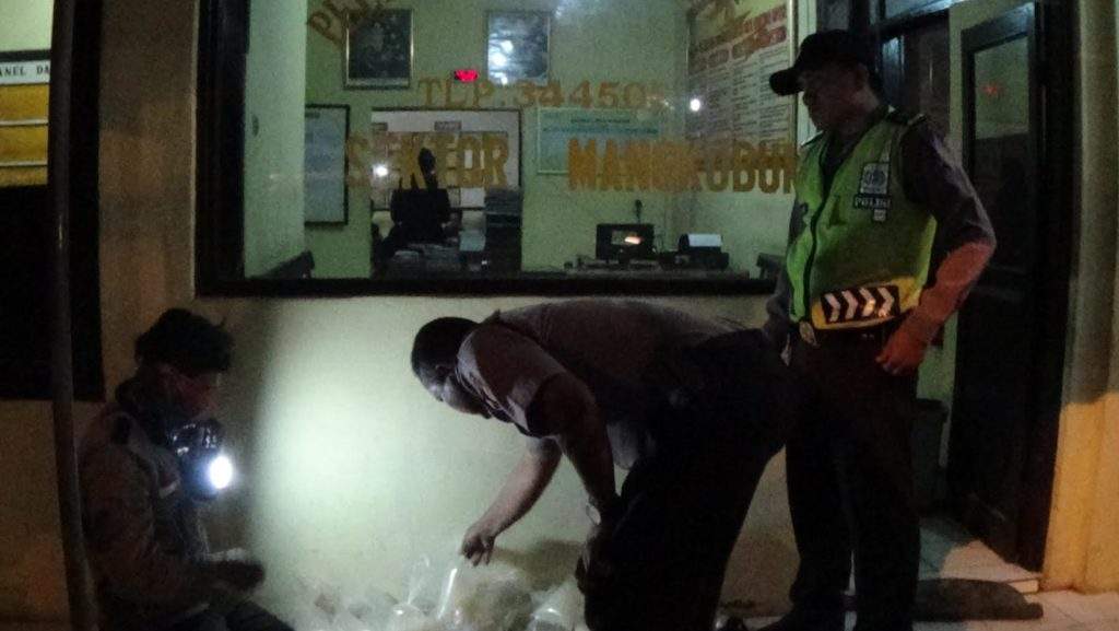 Kompak! Polsek Mangkubumi & FPI Tasik Bongkar Rumah Produsen Miras Kompak! Polsek Mangkubumi & FPI Tasik Bongkar Rumah Produsen Miras