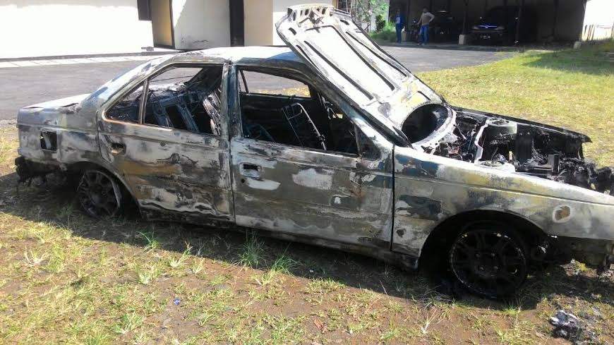 Si Jago Merah Melahap Habis Badan Mobil Sedan