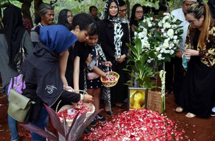 Ibunda Yana Zein Tidak Menyaksikan Proses Pemakaman Dari Dekat, Mengapa? Ibunda Yana Zein Tidak Menyaksikan Proses Pemakaman Dari Dekat, Mengapa?