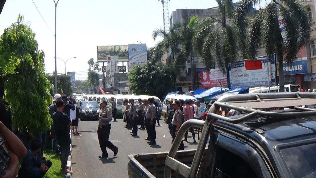 Ribuan Supir Angkot Penuhi Jalan Propinsi Kota Tasik Ribuan Supir Angkot Penuhi Jalan Propinsi Kota Tasik