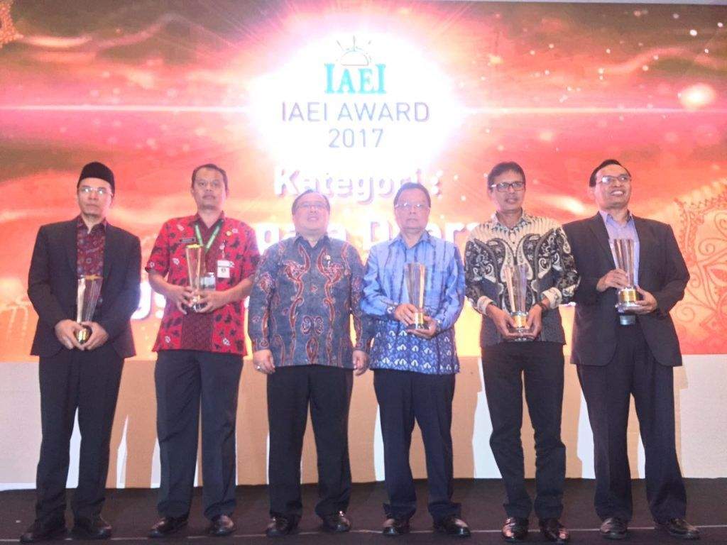 Gubernur Jabar Raih Penghargaan Kepala Daerah Penggerak Ekonomi Syariah Gubernur Jabar Raih Penghargaan Kepala Daerah Penggerak Ekonomi Syariah