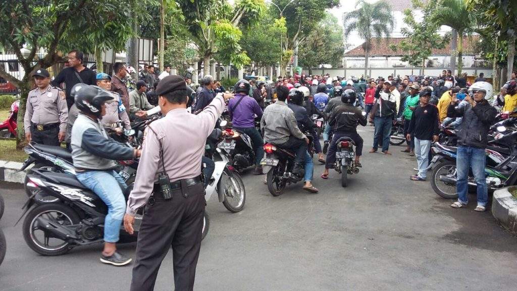 Sama-sama Tak Berizin, Ojek Konvensional Protes Adanya Ojek Online Di Tasik Sama-sama Tak Berizin, Ojek Konvensional Protes Adanya Ojek Online Di Tasik