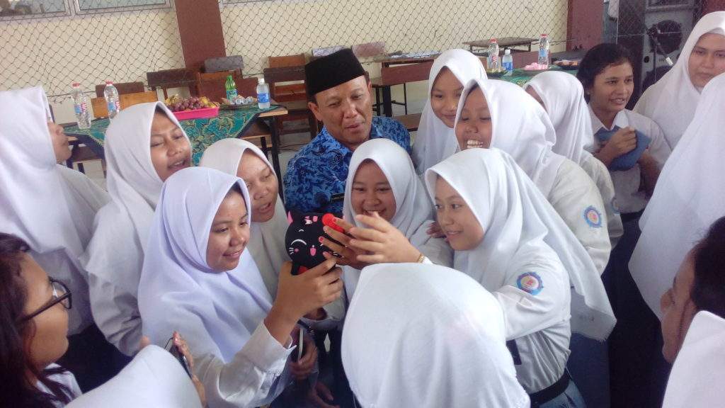 Kang Jimmy Ajarkan “Cinta Indonesia” kepada Siswa Sekolah Kang Jimmy Ajarkan “Cinta Indonesia” kepada Siswa Sekolah