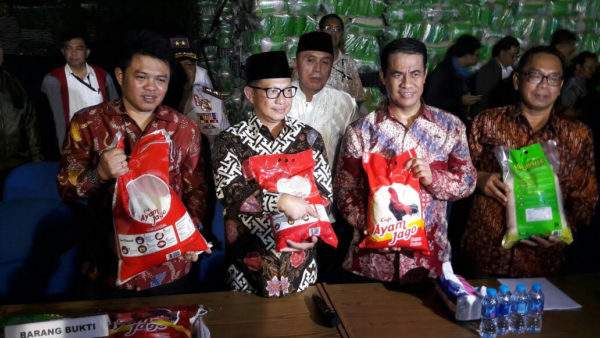 Tim Satgas Pangan Mabes Polri Grebek Gudang Beras Di Bekasi