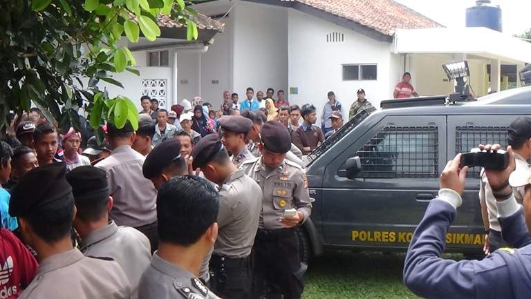 Sidang Pembunuhan Nyaris Ricuh, Warga Serang Terdakwa Sidang Pembunuhan Nyaris Ricuh, Warga Serang Terdakwa