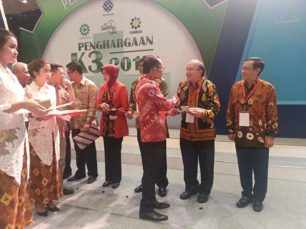 Kesembilankalinya, Aher Terima Penghargaan Pembina K3 Dari Menakertrans Kesembilankalinya, Aher Terima Penghargaan Pembina K3 Dari Menakertrans