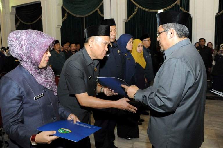 Lantik Pejabat Struktural, Aher Tuntut Dua Hal