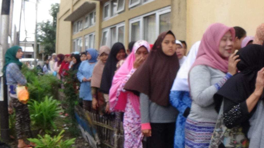 830 Warga Kota Tasik Rela Berjemur Untuk Mengantri Dana PKH