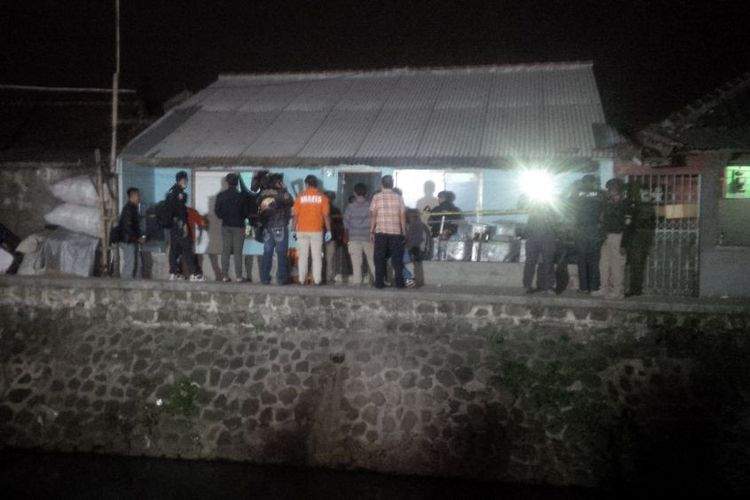 Ibu KDR Hanya Bisa Menangis Anaknya Ditangkap Densus 88 Antiterorisme Ibu KDR Hanya Bisa Menangis Anaknya Ditangkap Densus 88 Antiterorisme