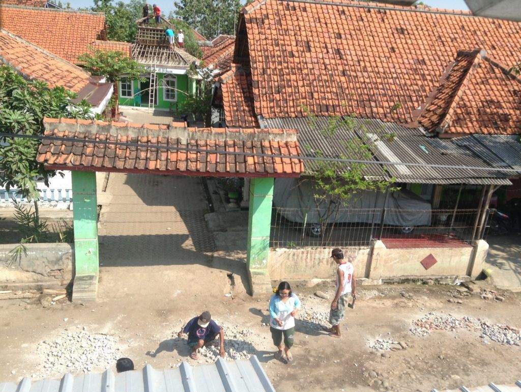 Bupati Cirebon Lemah Janji, Warga Perbaiki Jeglugan Sewu dari Puing Musholla