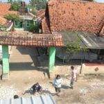 Bupati Cirebon Lemah Janji, Warga Perbaiki Jeglugan Sewu dari Puing Musholla
