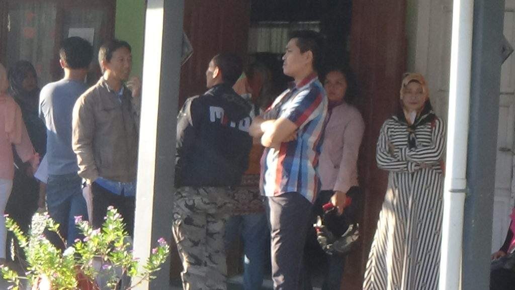 Hari Pertama Sekolah, Ortu Dampingi Anak "Rebutan" Bangku Sekolah