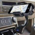 Hati-hati! Resiko Besar Isi Daya HP Dalam Mobil