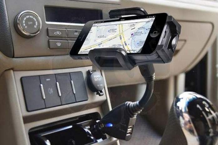 Hati-hati! Resiko Besar Isi Daya HP Dalam Mobil