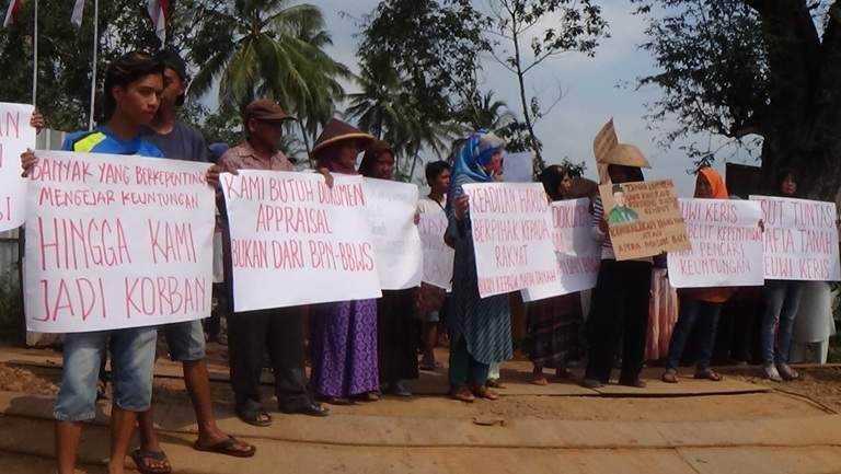 Kesal Haknya Tak Juga Diberikan, Ratusan Warga Segel Proyek Leuwi Keris Dengan Ini