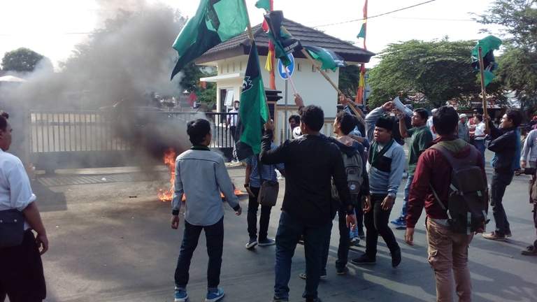 Demo Penjarakan Aking, HMI Rusuh di Depan Kejaksaan