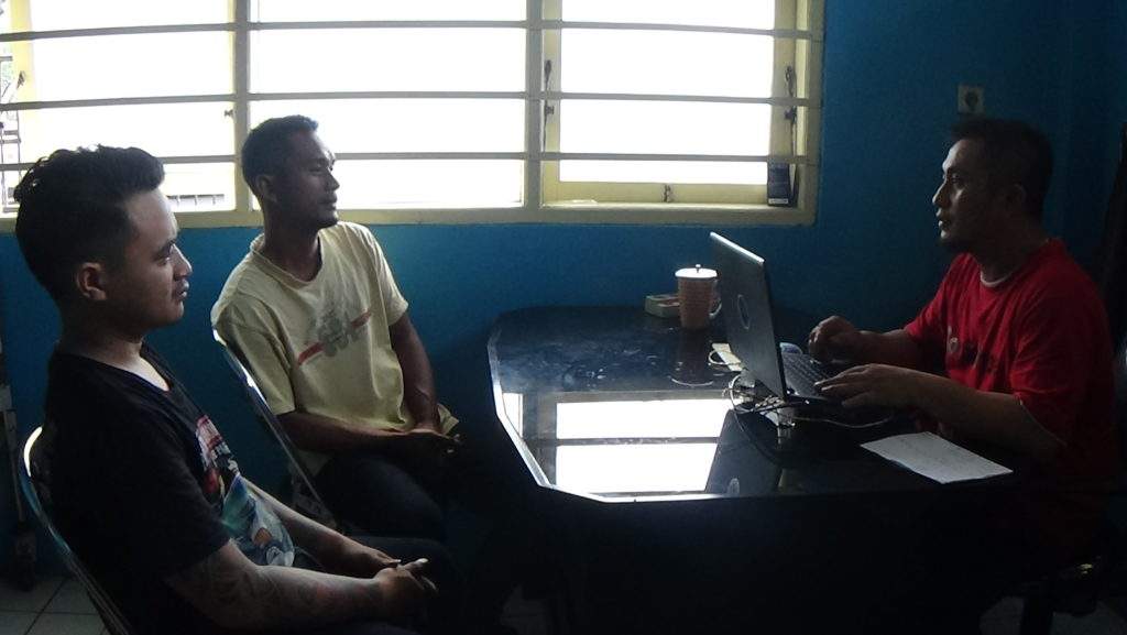 Dua Pengedar Jual Obat-obatan Wadah Pot Dua Pengedar Jual Obat-obatan Wadah Pot