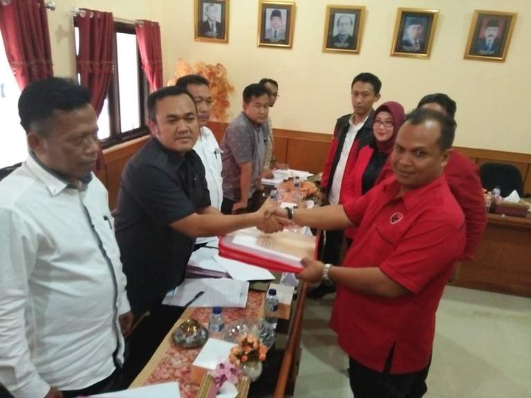 Partai Pengusung Serahkan Pendaftaran Dua Nama Bacawabup Pengganti Gotas Partai Pengusung Serahkan Pendaftaran Dua Nama Bacawabup Pengganti Gotas