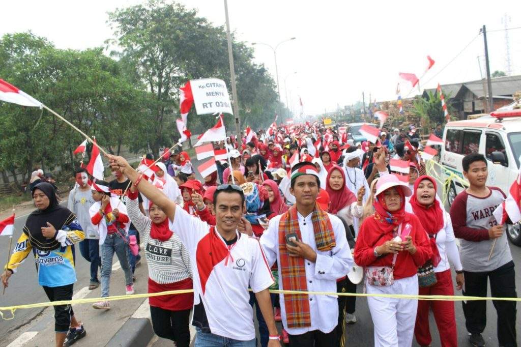 Rayakan HUT RI ke-72, Warga Karang Sari Adakan Kirab 5000 Bendera Merah Putih Rayakan HUT RI ke-72, Warga Karang Sari Adakan Kirab 5000 Bendera Merah Putih