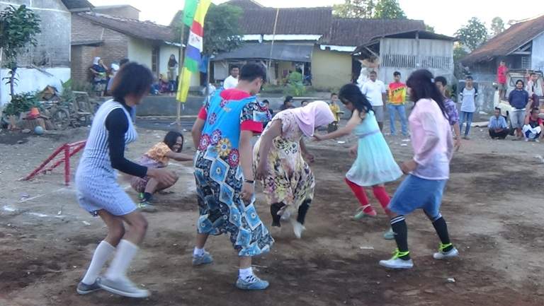 Lucunya Kaum Bapak di Tasik Main Bola Kenakan Daster