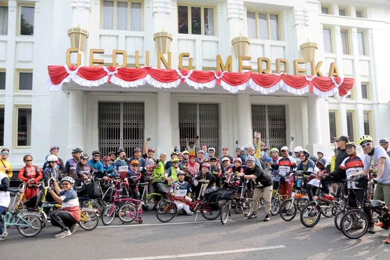 Kampanyekan Hidup Sehat, Netty Heryawan Ikut Gowes di Festival Sepeda Lipat Kampanyekan Hidup Sehat, Netty Heryawan Ikut Gowes di Festival Sepeda Lipat