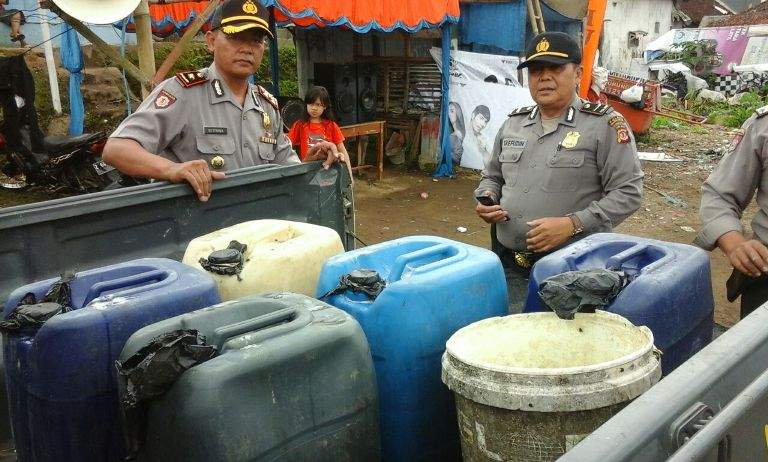 Ratusan Liter "Miras Tradisional" Disita Polisi Ratusan Liter "Miras Tradisional" Disita Polisi