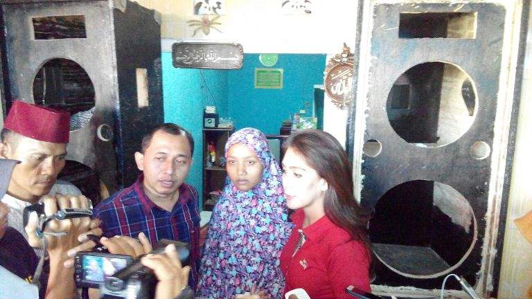 Rieke Diah Pitaloka, Kunjungi Istri Korban Dibakar Massa di Bekasi