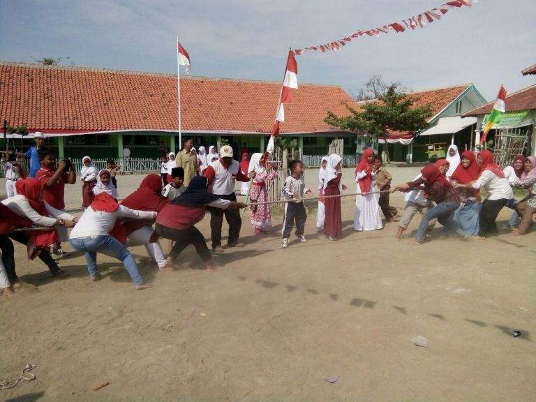 Wali Murid SDIT Al Rahmah Ikut Meriahkan Lomba Agustusan