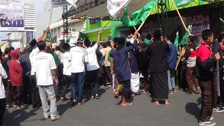 Ratusan Siswa Tasik Anggap Full Day School Singkirkan Madrasah Diniyah